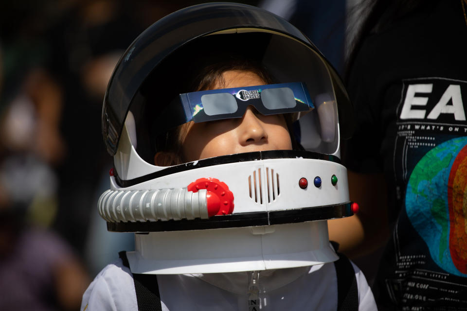 Un niño vestido de astronauta observa un eclipse anular en México. (Foto: Daniel Cardenas/Anadolu via Getty Images)