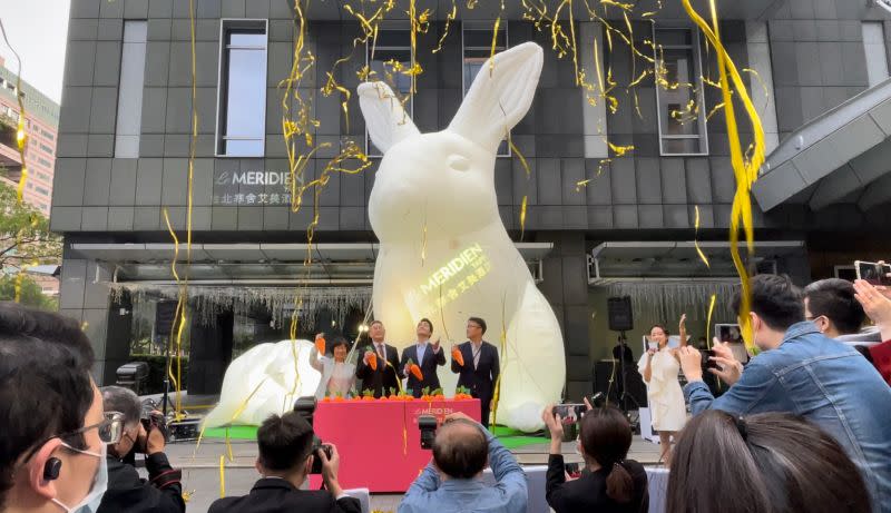 ▲寒舍艾美酒店響應燈會，與澳洲知名藝術家合作打造兩隻巨大白兔。（圖／記者汪睿琦攝）