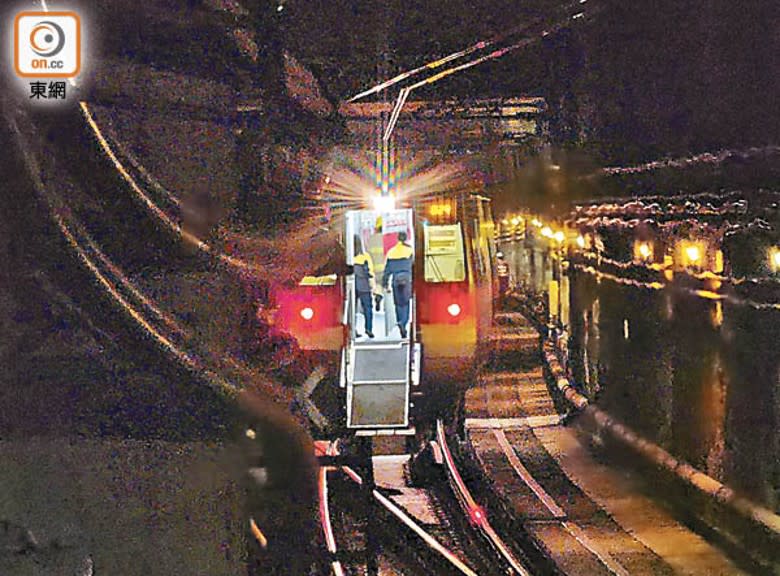 涉事列車事故後打開車頭緊急出口斜道讓乘客疏散。（張開裕攝）