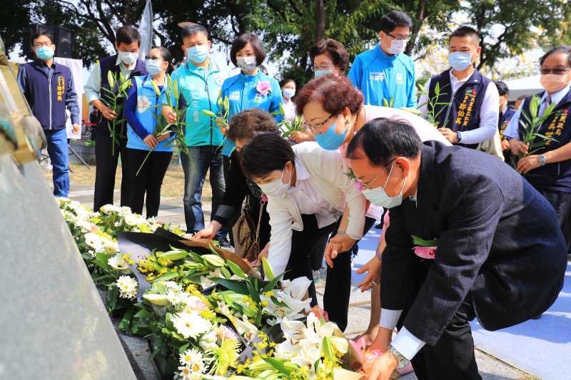 20210228-台中市長盧秀燕（圖中）於二二八追思會獻花。（台中市政府提供）