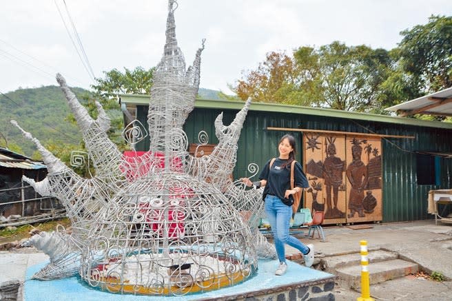 屏東來義鄉抓發立部落的二峰圳工藝街，已有12座藝術品佇立。（謝佳潾攝）
