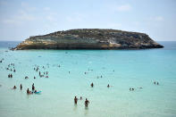 <b>1. Isola dei Conigli (Lampedusa, Islas de Sicilia)</b><br><br>Pero si hay una playa que merece la pena visitar en la tierra, esa es esta. Un clima espectacular, la arena, el agua cristalina del mediterráneo... Altamente recomendable sobre todo entre los meses de mayo y septiembre. Una auténtica delicia.