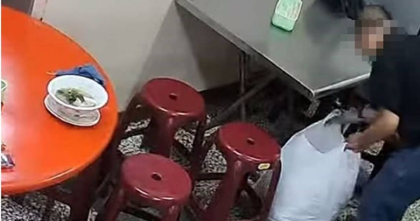 一名男子到苗栗苑裡一家鴨肉麵店消費，提出一堆要求又趁亂搜刮店家免洗餐具。（圖／翻攝網路畫面）