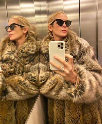 <p>Kelly Rutherford/Instagram</p> Kelly Rutherford takes an elevator selfie