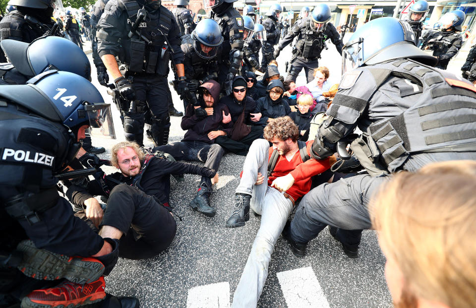Riot police clash with G-20 protesters in Hamburg, Germany