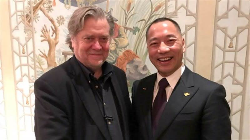<cite>流亡美國的中國富豪郭文貴與川普總統顧問的巴農（Steve Bannon）合影。（取自郭文貴推特X）</cite>
