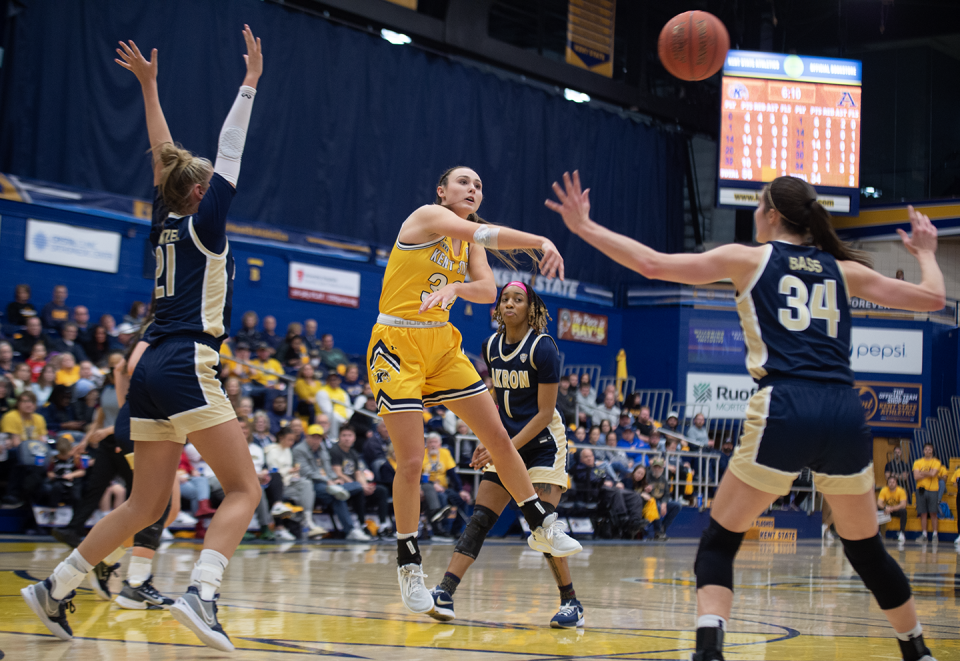 Kent State's Hannah Young passes the ball, UA's Molly Neitzel and Reagan Bass on defense.