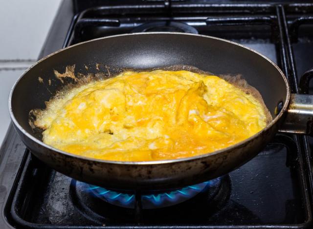 How to remove scrambled eggs from a pan - the life-changing hack