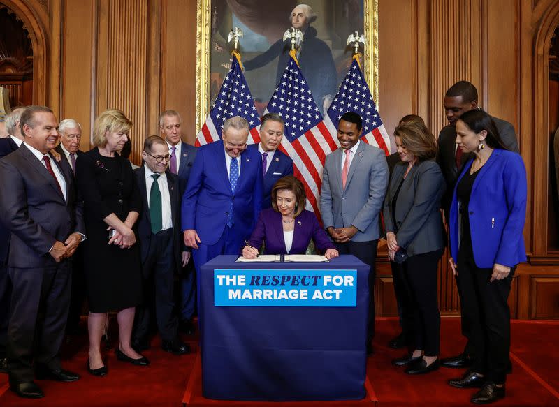 Presidenta de la Cámara de Representantes de EEUU, Nancy Pelosi (D-CA), firma la "Ley de Respeto al Matrimonio" junto a otros miembros del Congreso, en el Capitolio