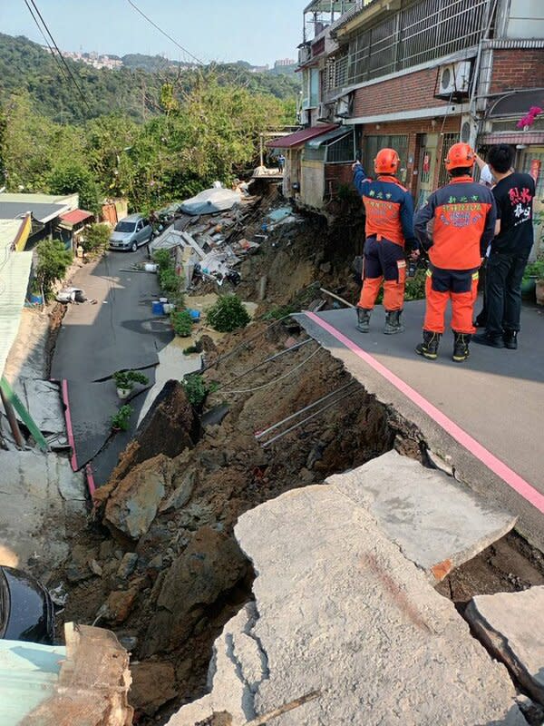 花蓮大地震，新北市新店區傳7間民宅地基掏空下陷，12名住戶先行撤離。   圖：新北市消防局提供