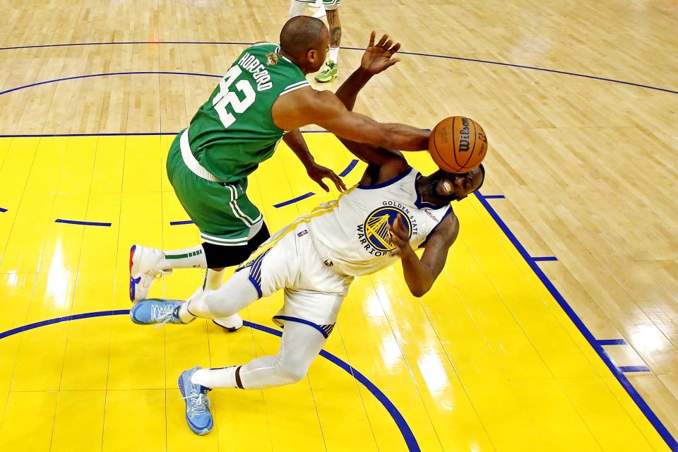 El alero de los Golden State Warriors, Draymond Green (23), recibe una falta del centro de los Boston Celtics, Al Horford (42), durante el segundo juego de las Finales de la NBA de 2022. (Foto: Kyle Terada-USA TODAY Sports)