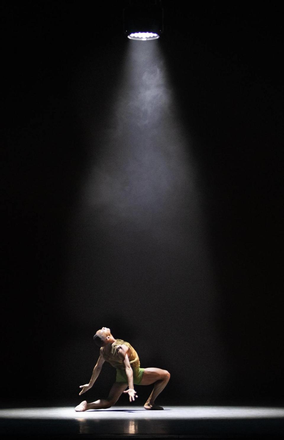 Rui Cruz en “Following the Subtle Current Upstream”, coreografía de Alonzo King. 