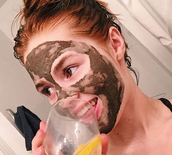 <p>Kali conseille à ses abonnés : le masque d’argile pour le visage, le masque à la noix de coco pour les cheveux et de l’eau au citron pour la detox. Crédit photo : Instagram myfacestory </p>