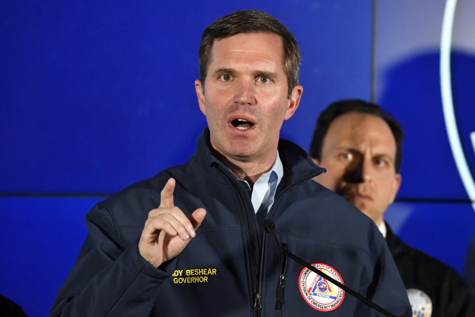 El gobernador de Kentucky, Andy Beshear, habla en una conferencia de prensa tras una balacera en un banco, el lunes 10 de abril de 2023, en Louisville, Kentucky. (AP Foto/Timothy D. Easley)