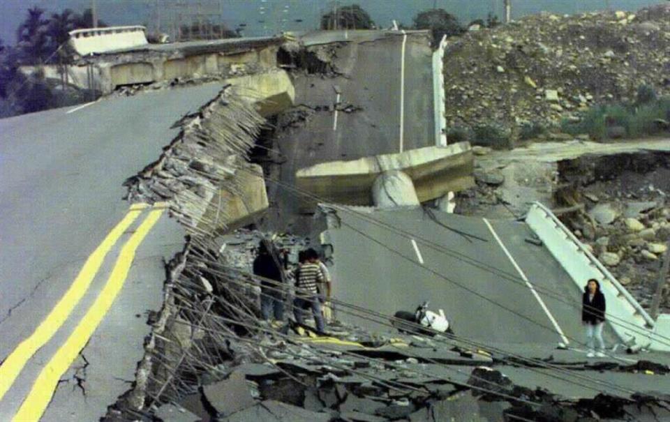 921大地震造成中部地區道路徹底崩塌毀壞。(圖／本報資料照)