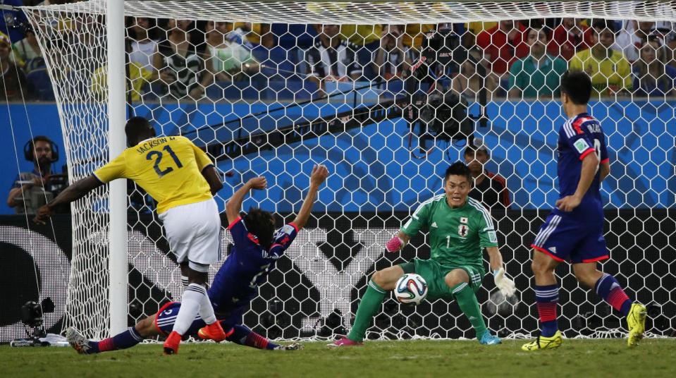 Colombia's Jackson Martinez (L) shoots and scores his team's second goal against Japan during their 2014 World Cup Group C soccer match at the Pantanal arena in Cuiaba June 24, 2014. REUTERS/Jorge Silva (BRAZIL - Tags: SOCCER SPORT WORLD CUP)