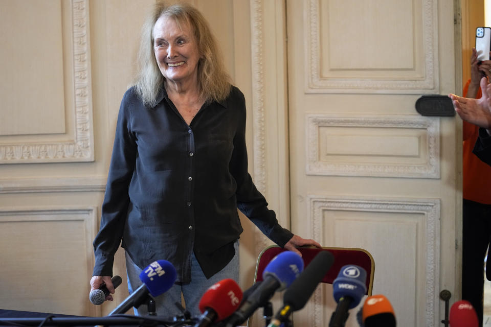 La autora francesa Annie Ernaux llega a una conferencia de prensa tras ser anunciada como la ganadora del Premio Nobel de Literatura, en París, el 6 de octubre de 2022. La autora de 82 años fue reconocida por “la valentía y la agudeza crítica con la que descubre las raíces, las enajenaciones y las limitaciones colectivas de la memoria personal”, dijo el comité del Nobel. (Foto AP/Michel Euler)