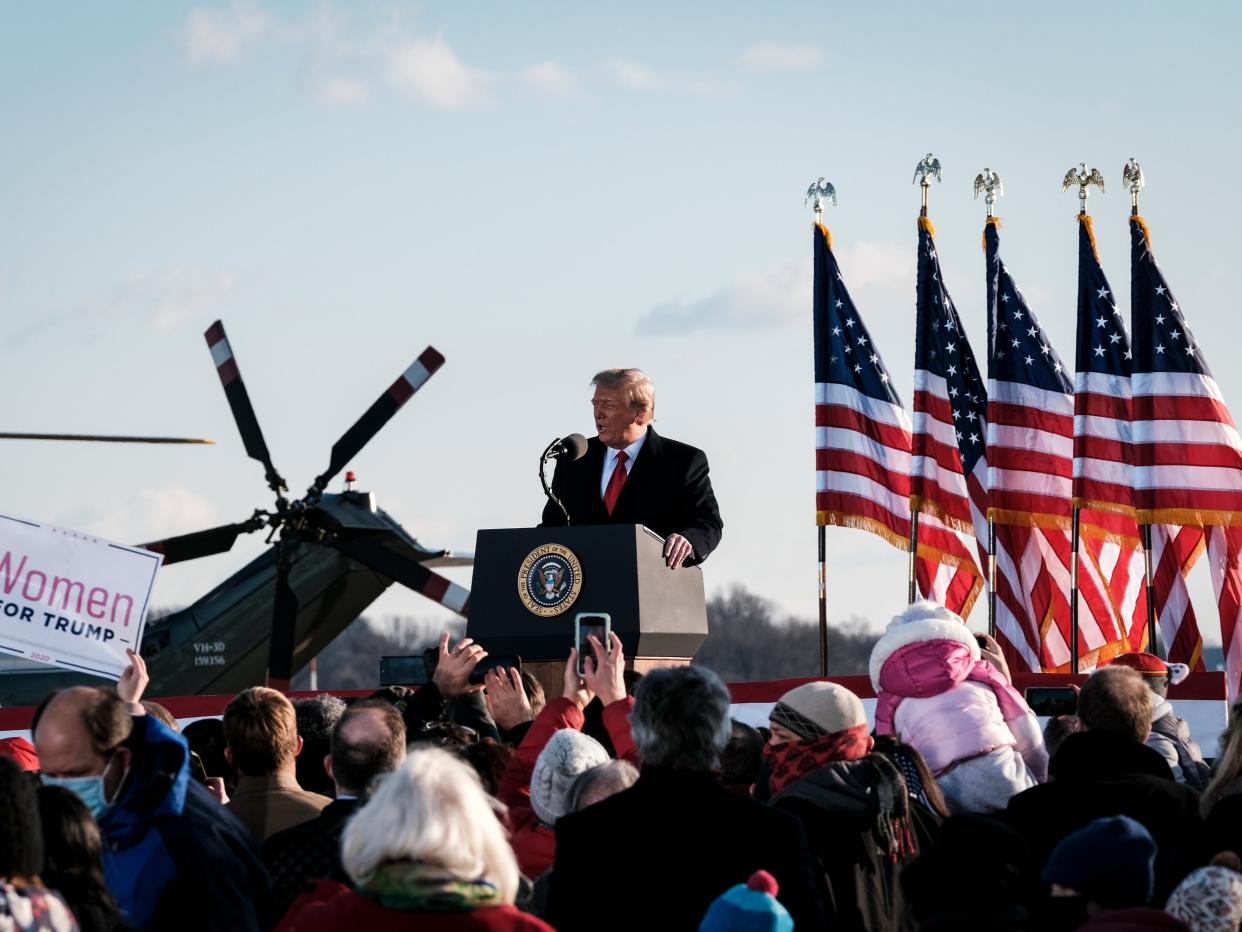 <p>El presidente Donald Trump habla con sus partidarios antes de abordar el Air Force One para dirigirse a Florida el 20 de enero de 2021 en Joint Base Andrews, Maryland. Se espera que Trump, el primer presidente en más de 150 años que se niega a asistir a la toma de posesión de su sucesor, pase los minutos finales de su presidencia en su finca Mar-a-Lago en Florida. </p> (Foto de Pete Marovich - Pool / Getty Images)