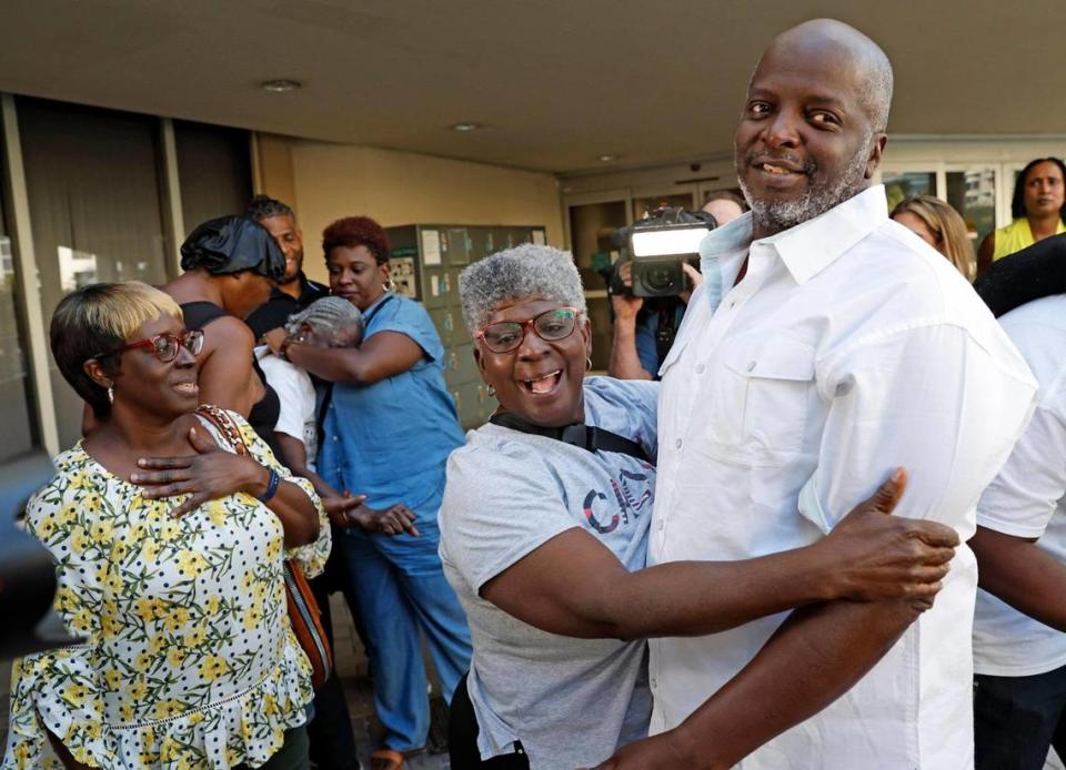 Sidney Holmes, de 57 años, es abrazado por su tía Jacqueline Dixson después de ser liberado de la Oficina de la Cárcel Principal, una instalación de máxima seguridad adyacente al Palacio de Justicia del Condado Broward, en el downtown de Fort Lauderdale, el lunes 13 de marzo de 2023.