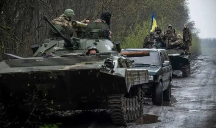 烏克蘭調動坦克前往烏東地區對戰。   圖 : 翻攝自騰訊網
