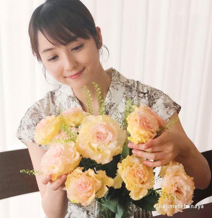 佐佐木希為日本花藝振興協會新網站代言。圖／摘自日本花藝振興協會