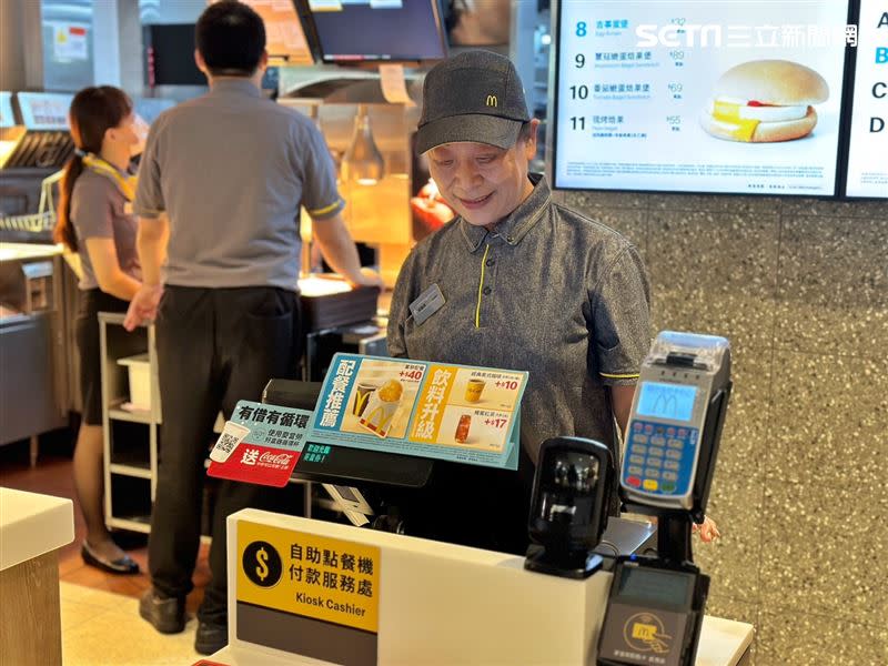 現任桃園大興西門門市的70歲正職服務員徐富美嗨喊：「中年就業首選就是麥當勞！」（圖／記者劉沛妘攝影）