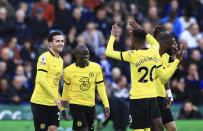 N'Golo Kante del Chelsea, 2do izquierda, festeja el 2do gol de su equipo contra Leicester en partido de la Liga Premier inglesa en el King Power Stadium, Leicester, Inglaterra, sábado 20 de noviembre de 2021. Chelsea ganó 3-0. (AP Foto/Leila Coker)