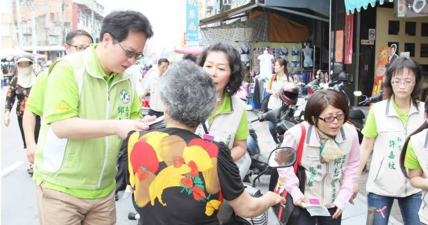 民進黨立委邱志偉（左）去年8月被拍到和某女餐敘親密互動，觸動黨內敏感神經，被解讀下屆高雄市長選舉戰鼓已悄悄擂動。（圖／翻攝邱志偉臉書）