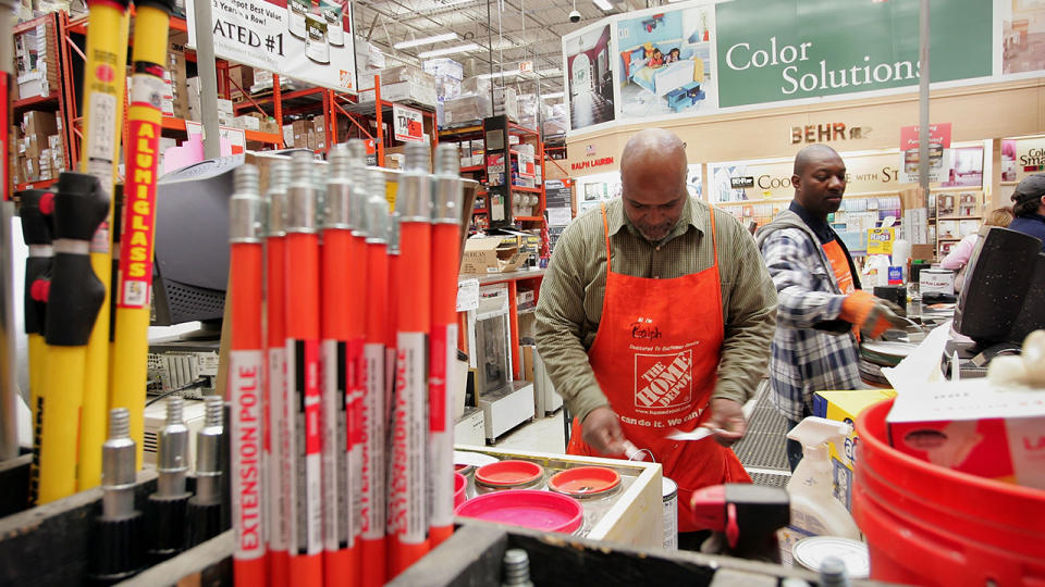 Ralph Polk (L) și Fred James lucrează în departamentul de vopsea la un magazin Home Depot 21 februarie 2006 în Chicago, Illinois.