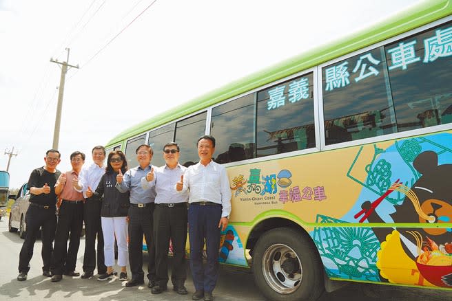 交通部觀光局長張錫聰（右二）17日特別搭乘「養嘉湖口」幸福公車，與嘉義縣長翁章梁（右一）共同體驗海盜划船、撈海菜及烤鮮蚵的樂趣。（張亦惠攝）