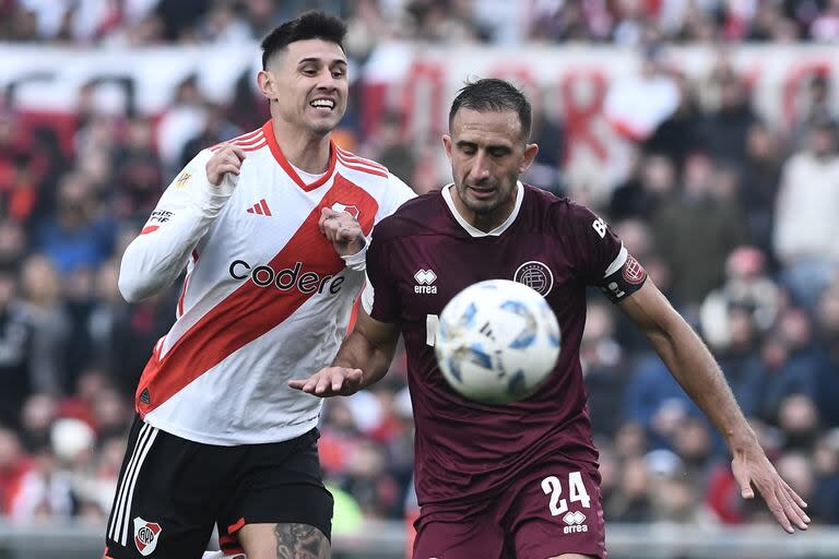 Izquierdoz se anticipa a Bareiro, uno de los debutantes en River