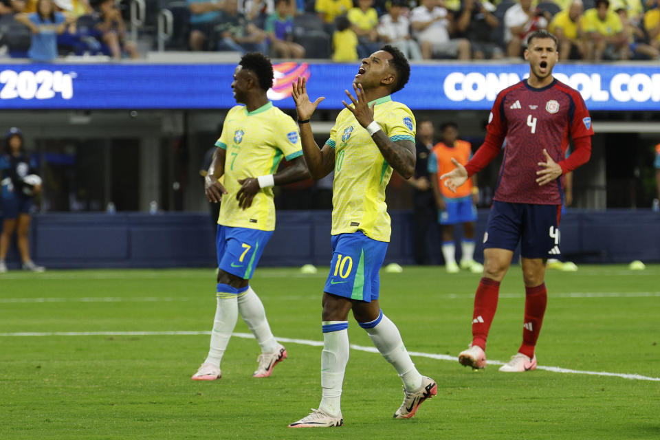 Rodrygo lamenta una falla de Brasil en su duelo ante Costa Rica. Los brasileños apenas tuvieron dos tiros a puerta en el partido. (Foto: Kevork Djansezian/Getty Images)