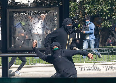 Demonstrators clash with riot police during a protest demanding an end to profiteering in the education system in Santiago, Chile April 19, 2018. REUTERS/Rodrigo Garrido