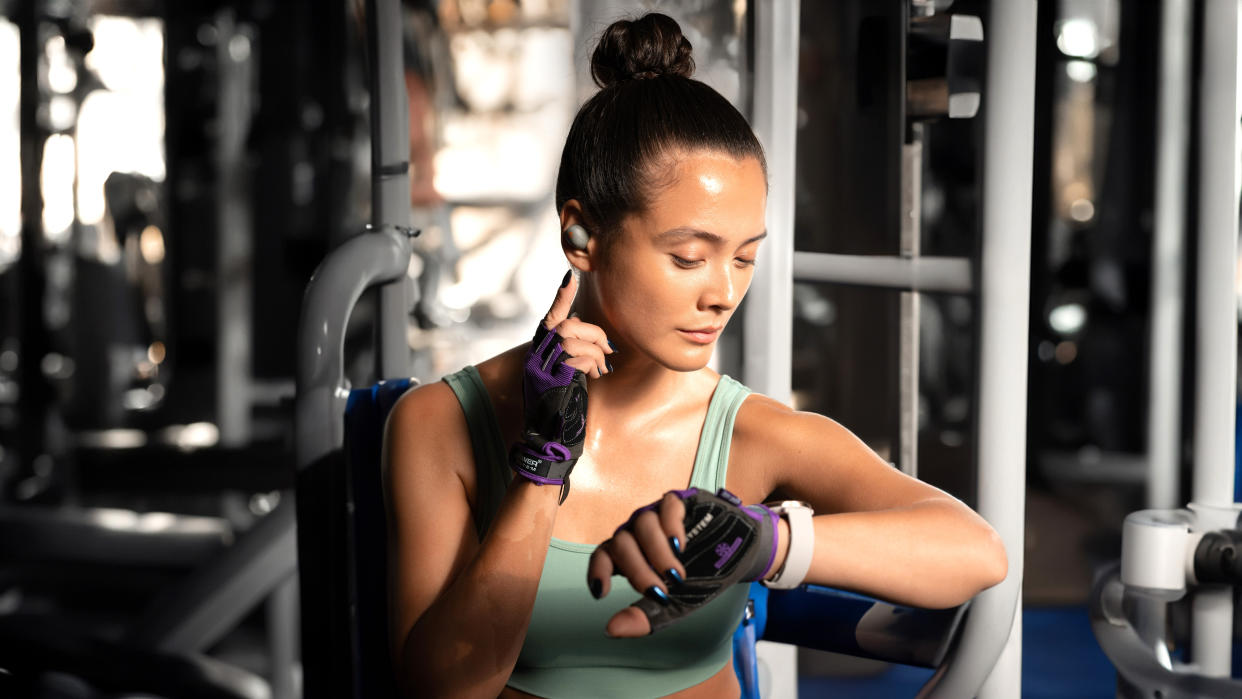  Woman wearing the Sennheiser MOMENTUM Sport earbuds. 