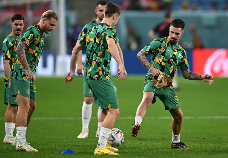 El equipo australiano entra en calor antes del partido ante Dinamarca en el estadio Al Janoub