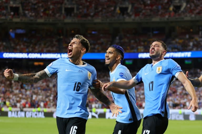 Mathias Olivera (16) celebra su gol con Ronald Araújo y Matías Viña (17) para la victoria de Uruguay sobre Estados Unidos el 1 de julio de 2024 en el Grupo C de la Copa América en partido jugado en Kansas City, Missouri (Michael Reaves)