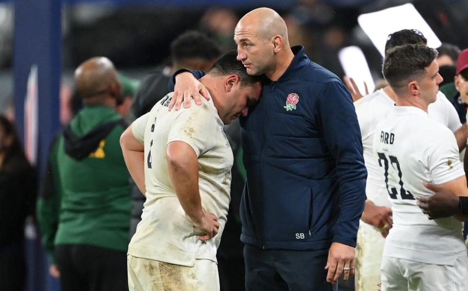 Steve Borthwick, Head Coach of England, consoles Jamie George of England at full-time after their team's defeat in the Rugby World Cup France 2023 match between England and South Africa at Stade de France on October 21, 2023 in Paris, France