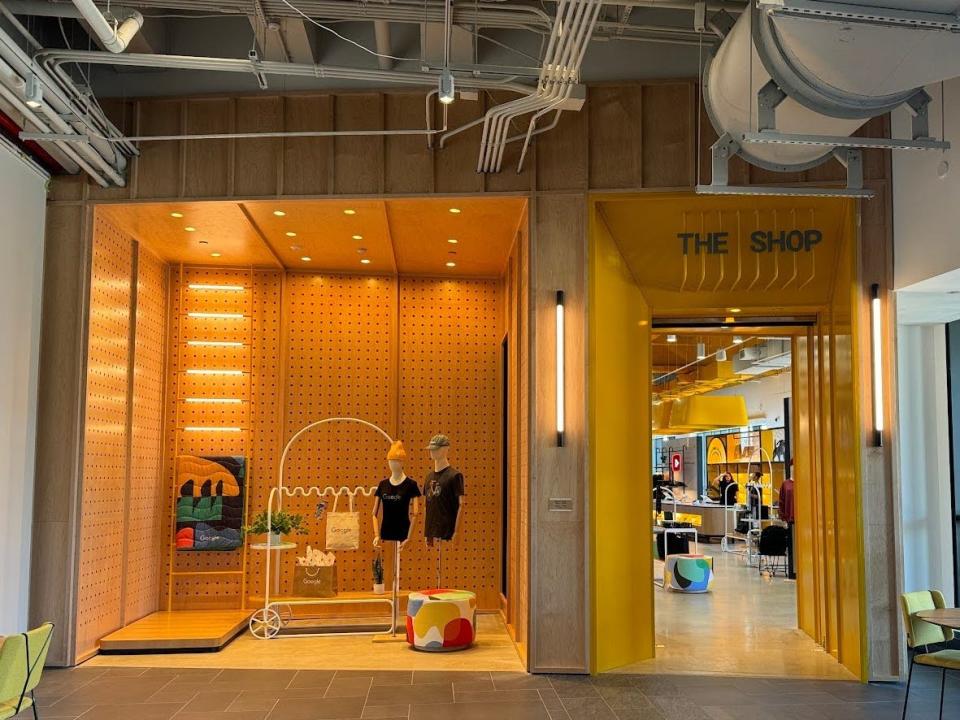 Mannequins wearing hats at entrance of Google merchandise shop