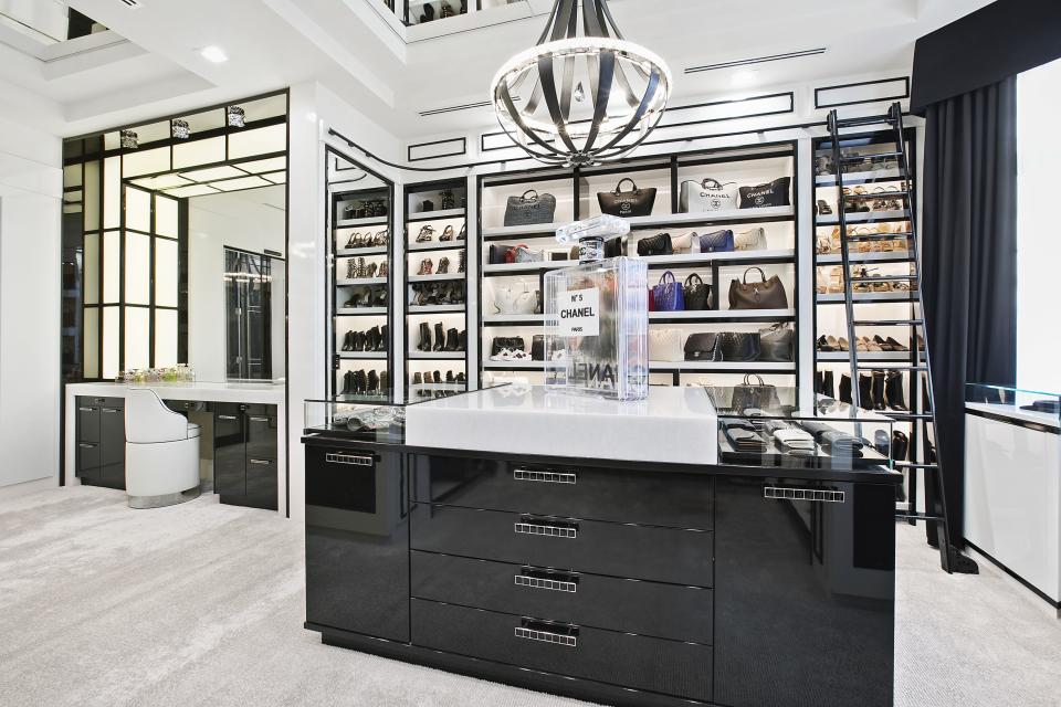 <p>A newly built house that's on the market in Delray Beach, Florida is about as extravagant as it gets. Scroll down for a look inside the mansion. </p>