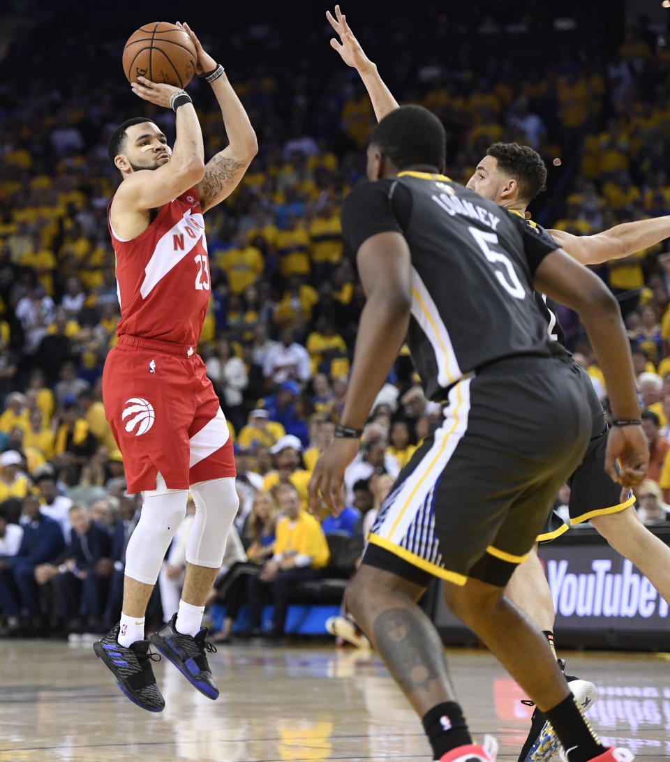 Toronto Raptors guard Fred VanVleet (23) shoots while under pressure from Golden State Warriors center Kevon Looney (5) and guard Klay Thompson during the second half of Game 6 of basketball’s NBA Finals, Thursday, June 13, 2019, in Oakland, Calif. (Frank Gunn/The Canadian Press via AP)