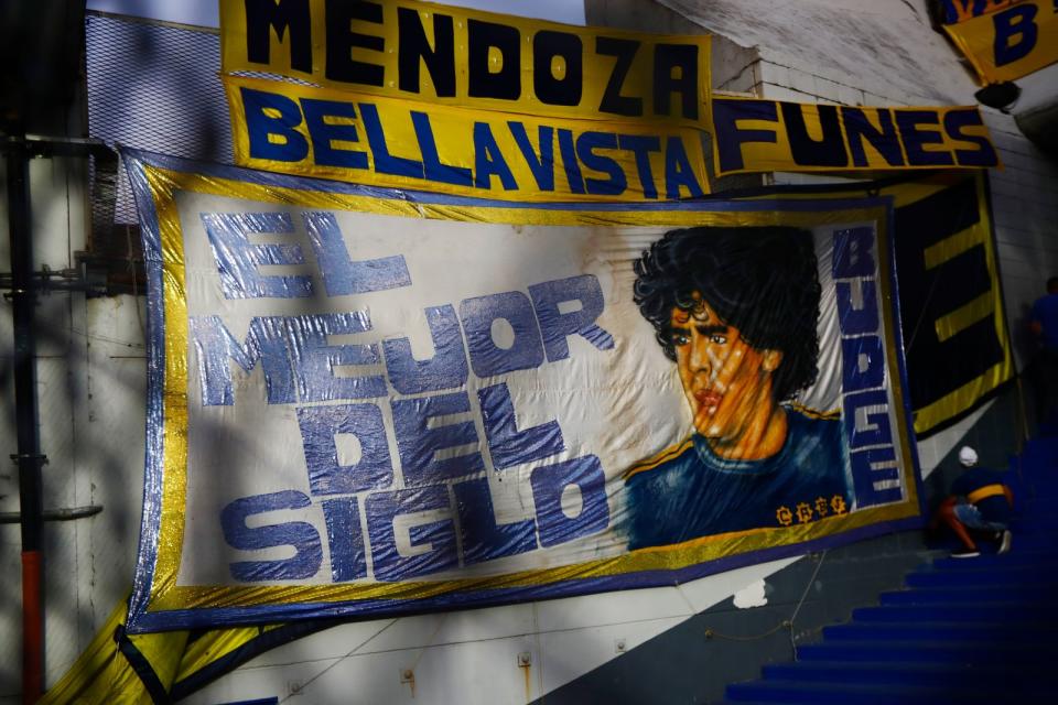 Maradona - der Beste aller Zeiten? Die Internet-Abstimmung zum besten Spieler des vergangenen Jahrhunderts unter den Fans entschied Maradona jedenfalls für sich. Aufgrund seiner Drogenvergangenheit brauchte die FIFA aber einen besser vermarktbaren Kandidaten - und ließ eine Jury zusätzlich Pelé wählen. Die Herzen der Masse aber hatte Maradona. (Bild: 2020 Getty Images/Marcos Brindicci)