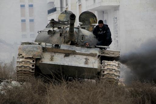 Unos opositores al Gobierno sirio conducen un tanque durante enfrentamientos con el Ejército a las afueras de Alepo, el 10 de febrero de 2014 (Amc/AFP/Archivos | Mohammed Wesam)