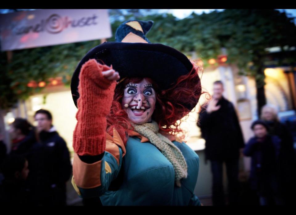 Una mujer vestida de bruja se impregna del espíritu de Halloween en los famosos Jardines Tivoli de Copenhague.