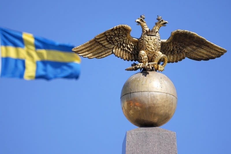 <cite>象徵俄羅斯的雙頭鷹與瑞典國旗。（美聯社）</cite>