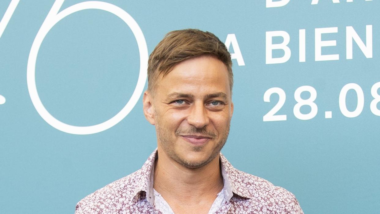 Tom Wlaschiha erfreut sich an seinen Balkon-Tomaten.