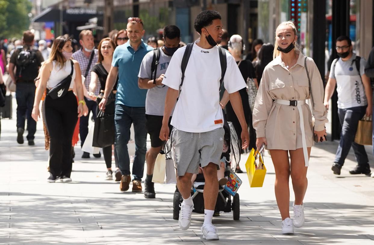 Des Britanniques dans les rues de Londres (Royaume-Uni), le 7 juin 2021, durant un épisode de résurgence du Covid-19 lié au variant Delta. - NIKLAS HALLE'N / AFP