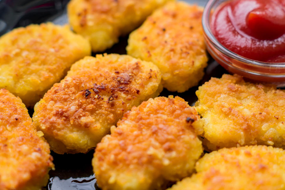 In die Sauce tunken - und rein damit? Ein Facebook-User hat eine etwas andere Art, seine Chicken Nuggets zu essen. (Bild: Getty Images)