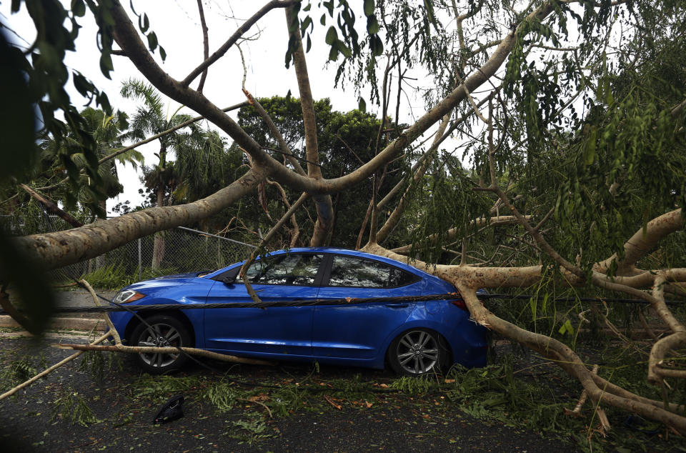 <p>MIA26. SAN JUAN (PUERTO RICO), 07/09/2017.- Vista de daños en el barrio de Santurce tras el paso del huracán Irma, hoy jueves, 7 de septiembre de 2017, en San Juan (Puerto Rico). El gobernador de Puerto Rico, Ricardo Rosselló, informó hoy que fallecieron tres personas en hechos relacionados con las malas condiciones climatológicas causadas por el paso del huracán Irma, mientras que los mayores incidentes que se han registrado son árboles y postes eléctricos caídos. EFE/Thais Llorca </p>