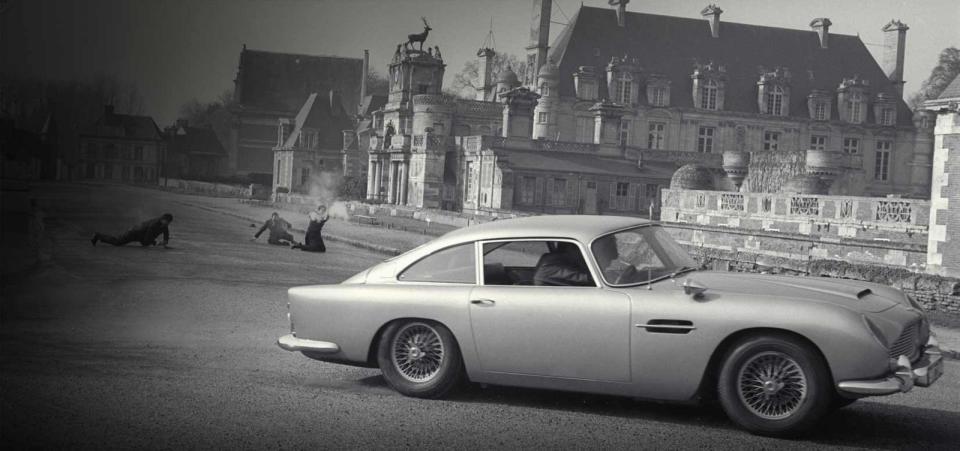 Der Prototyp aller Kultfilmautos: der Aston Martin DB5. Die Formensprache des urbritischen Sportwagens weckte ebenso die Leidenschaft des ersten 007-Darstellers Sean Connery wie die Formen der Damen in "Goldfinger".