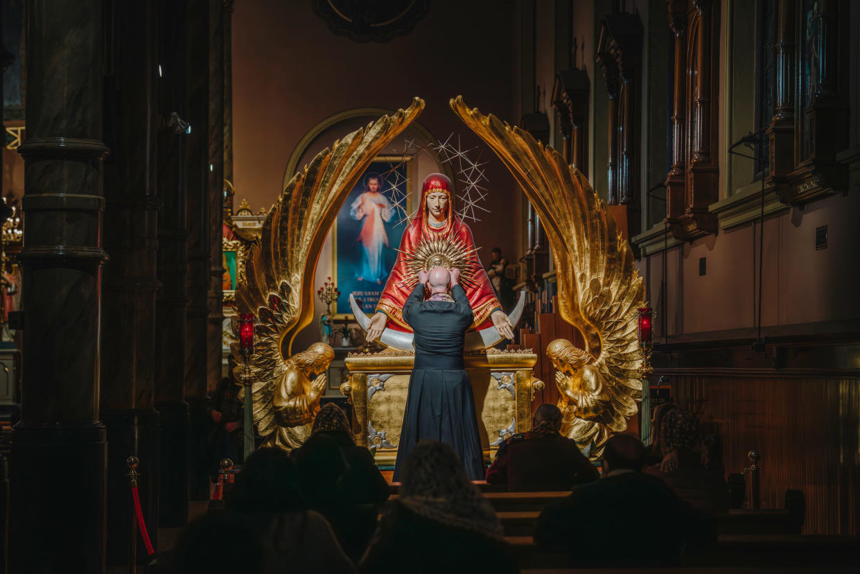 Vista a través de reflejos en un cristal que divide un vestíbulo de oración en la iglesia católica de St. Joseph, una parroquia progresista en Libertyville, Illinois, el 15 de octubre de 2023. (Jamie Kelter Davis/The New York Times)
